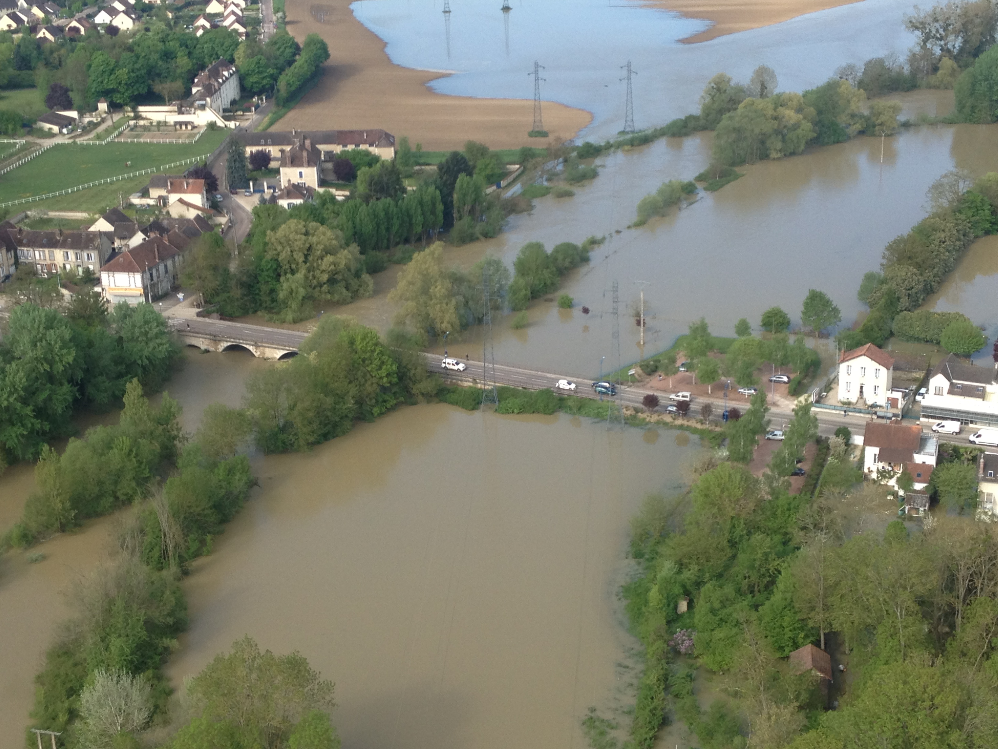 Crue de l'Armançon, en mai 2013, à Migennes et Cheny, pont sur l'Armançon, dans l'Yonne